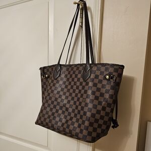 LV like Tote.